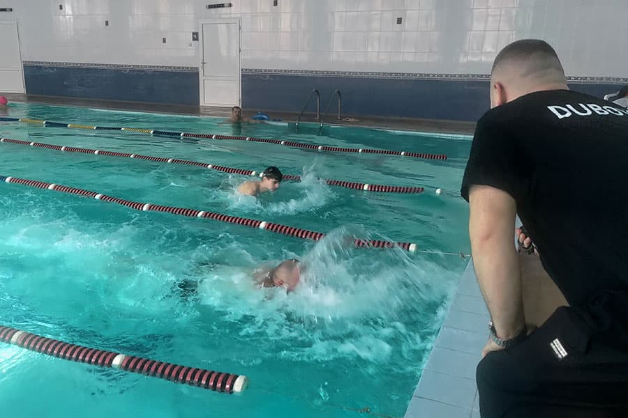 Участь у змаганнях з плавання