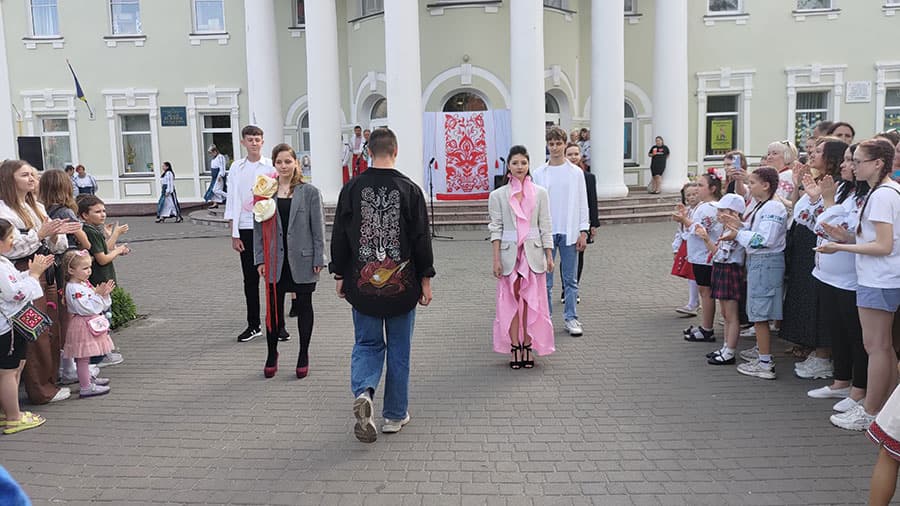 Сучасна колекція одягу з елементами української вишивки