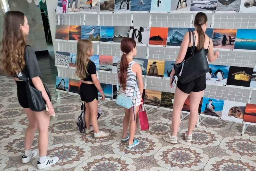Триває фотовиставка «Крок до Антарктики: кольори білого континенту»