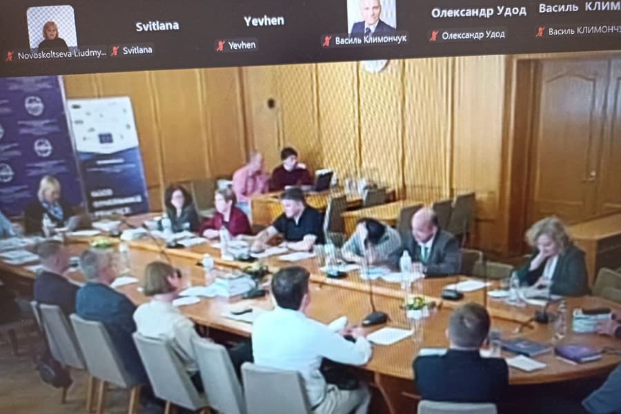 Круглий стіл на тему «Україна в боротьбі: як війна змінила країну»