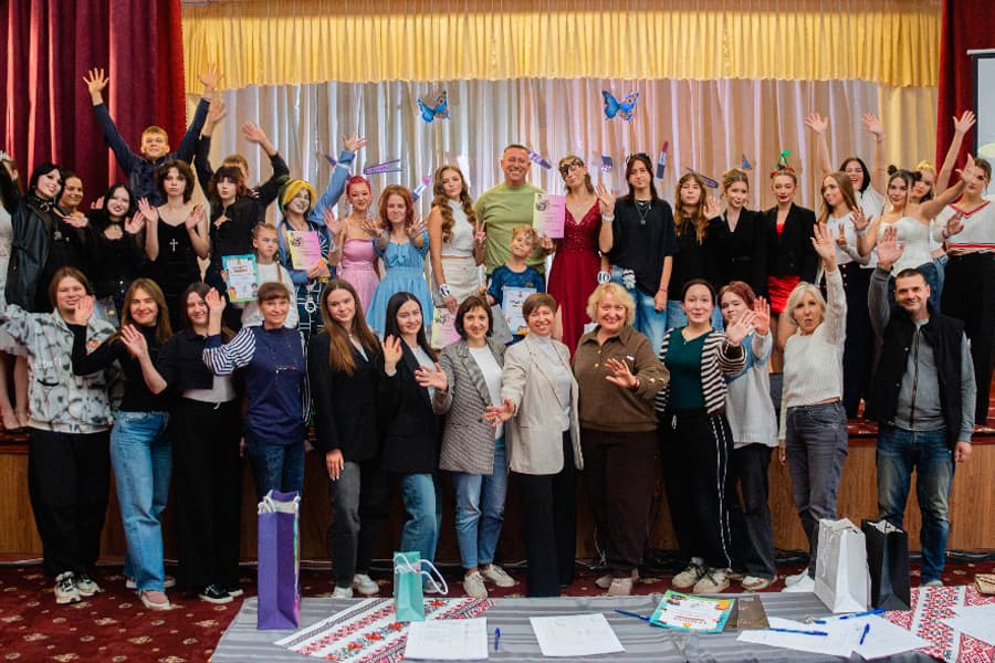 Конкурс зачісок до Дню перукаря