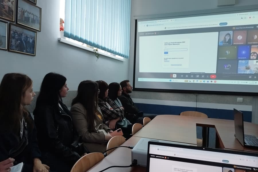Заняття для першокурсників щодо роботи на Освітньому порталі університету у Долинському центрі