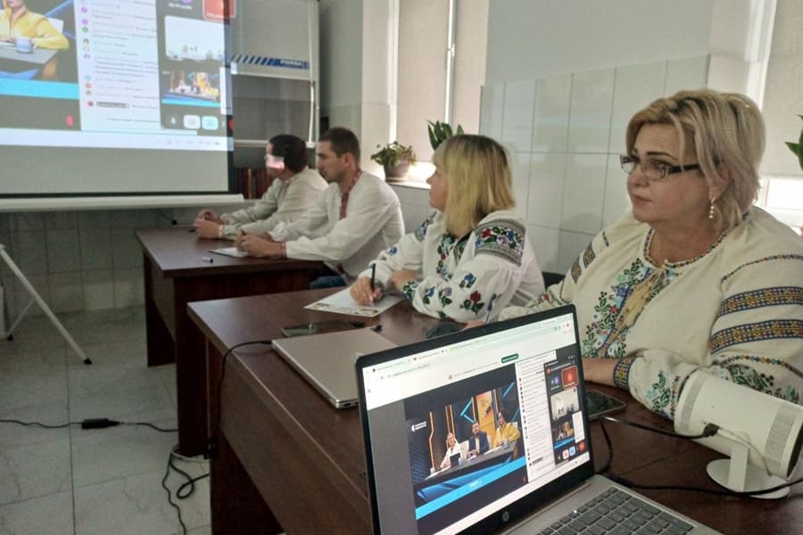 Єднання крізь відстані та час